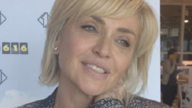 Tagli capelli medi corti e lunghi estate 2016: Paola Barale