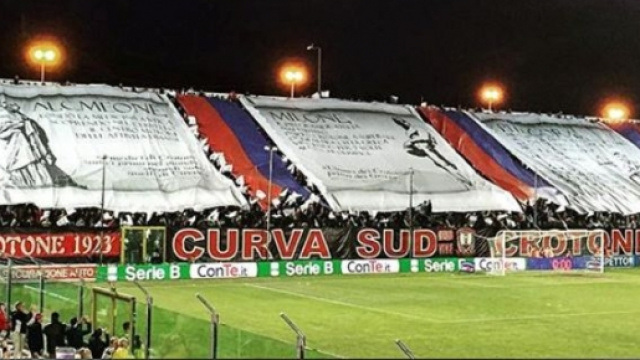 La coreografia della Curva Sud Crotone