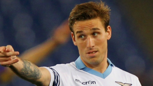 Lucas Biglia corteggiato dal Manchester United: trattativa in corso.