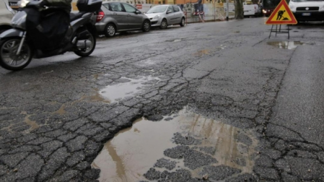 Roma: strade dissestate tra buche e voragini