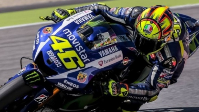 Valentino Rossi in una curva del Mugello