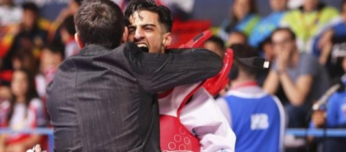 Mourad Laachraoui celebra su victoria ante el espa&ntilde;ol Jes&uacute;s Tortosa, que lo consagr&oacute; en el Europeo