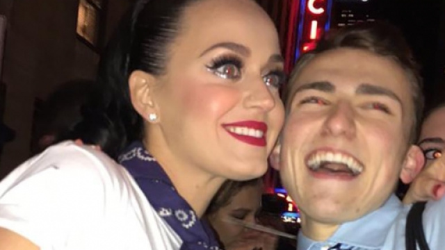 Mikey insieme al suo idolo Katy Perry.