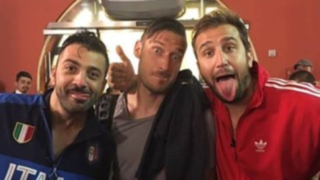 Pio e Amedeo con Francesco Totti ad Emigratis