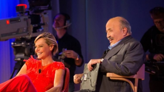 Simona Ventura durante la trasmissione con Maurizio Costanzo.