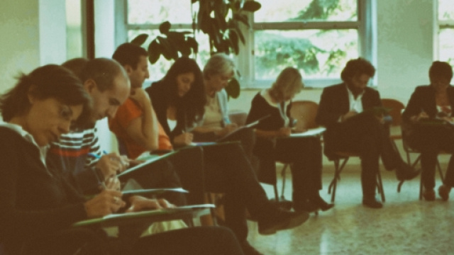 Un gruppo di docenti intenti a valutare i propri alunni