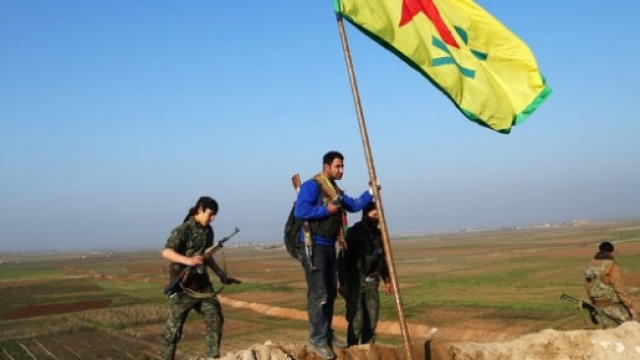 Un gruppo di miliziani curdi al confine tra Turchia e Siria