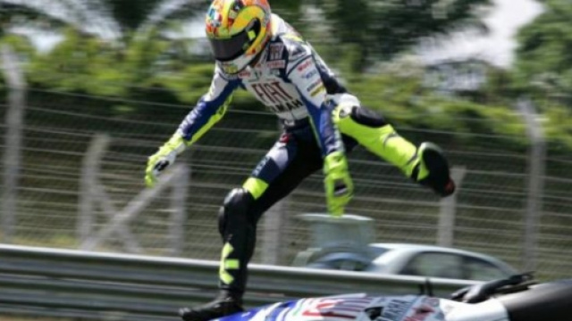 Valentino Rossi durante una caduta