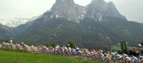 Kruijswijk refuerza la maglia rosa en los Alpes y Chaves lo acecha en la general