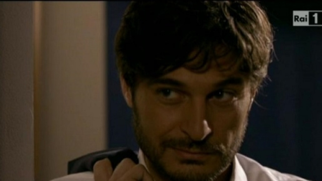 Lino Guanciale, dopo la toga indosser&agrave; il camice bianco.