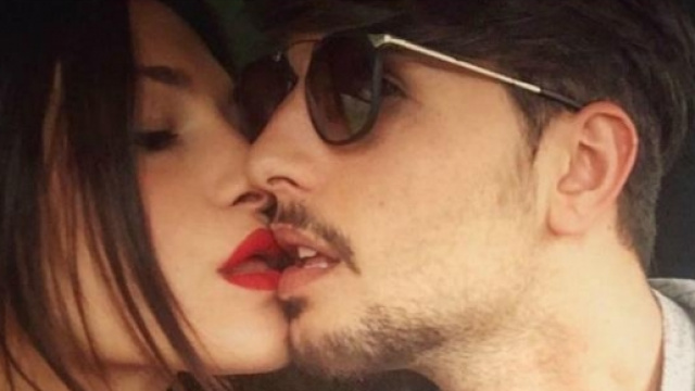 Ludovica e Fabio mentre si baciano.