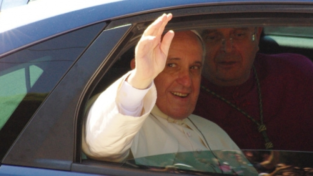 Papa Francesco ricuce lo strappo con la comunit&agrave; sunnita del Cairo.