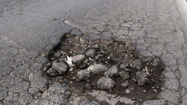 Roma e le pericolose buche sul manto stradale.
