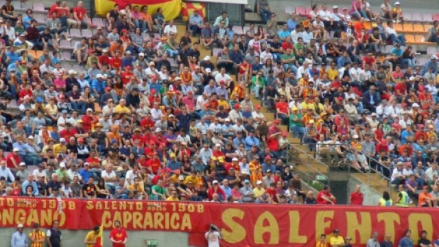 Tanti tifosi salentini pronti a partire a Foggia.