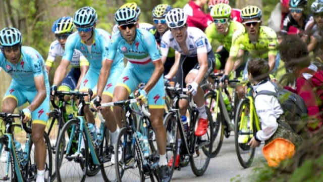 Vincenzo Nibali attorniato dai compagni della Astana - Foto Ansa/Peri