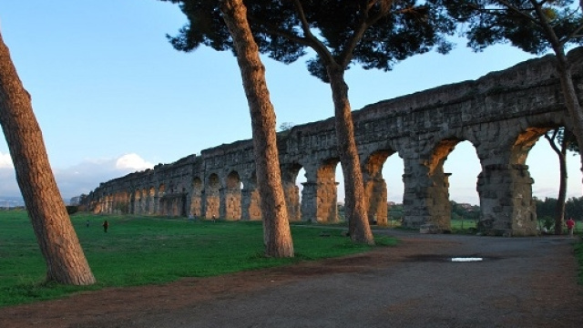 I cittadini romani si prendono cura degli spazi verdi mal gestiti dall'amministrazione capitolina.