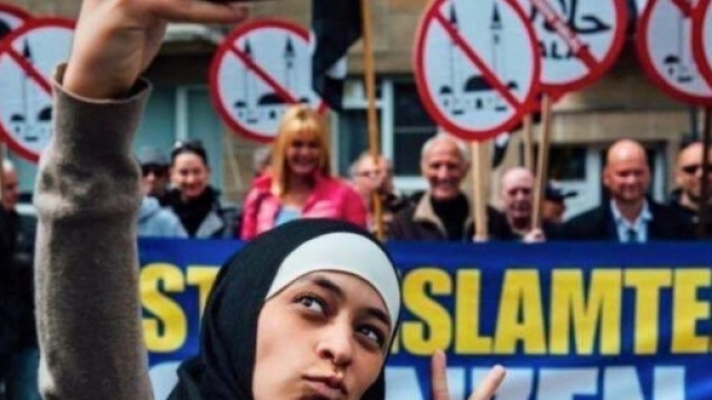 Il selfie di Zakia Belkhiri alla manifestazione islamofoba