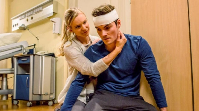 Luisa mentre abbraccia David Hofer.