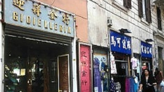 Roma, l'invasione dei negozio gestiti da stranieri