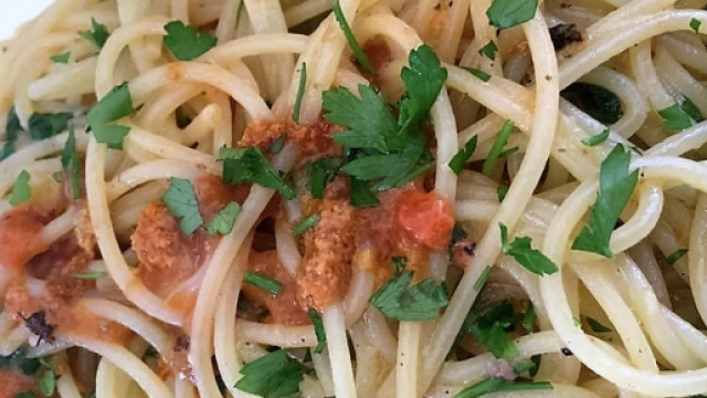 Spaghetti fumanti con i ricci di mare