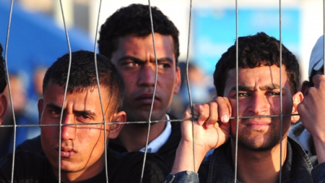 Tanti giovani migranti in cerca di una nuova vita.