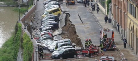 Firenze, voragine sul Lungarno inghiotte venti auto: le foto choc