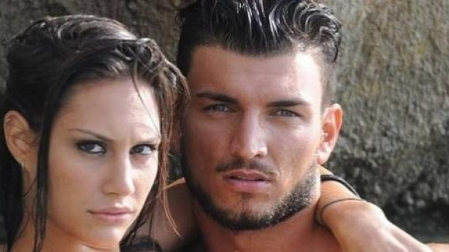 Beatrice Valli mentre abbraccia Marco Fantini.