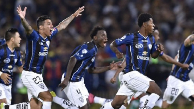 La gioia dei giocatori ecuadoriani dopo il successo ai rigori sui Pumas
