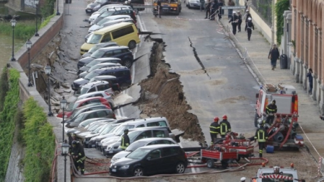 Le auto inghiottite dalla voragine