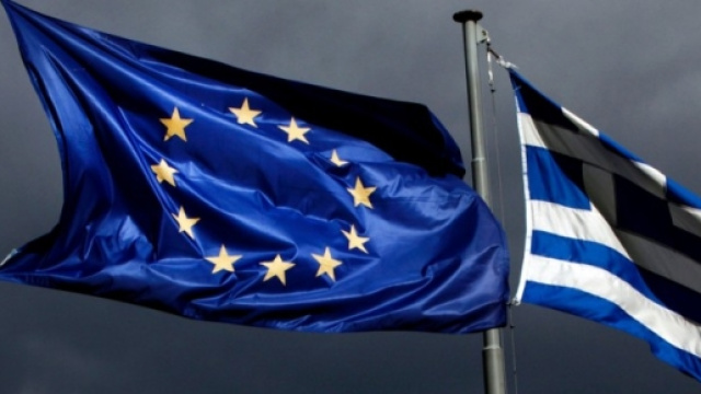 Le bandiere dell'UE e della Grecia su Atene