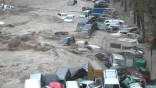 Parigi messa in ginocchio dal maltempo e dalla piena della Senna