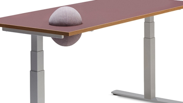 Pillow Table, desk con cuscino integrato, progettato per LINAK da Tine Mouritsen