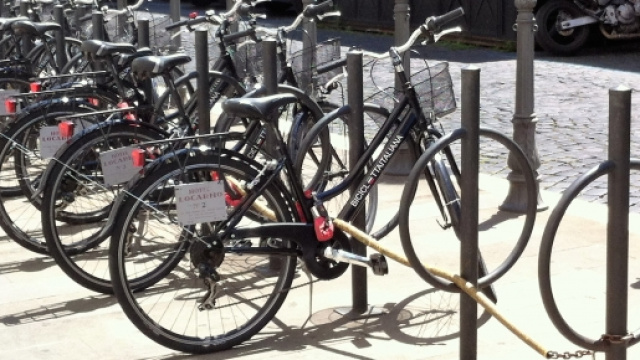 Un modo elegante di parcheggiare le biciclette con tanto di approvazione comunale. Peccato che sia solo per i clienti dell'albergo!
