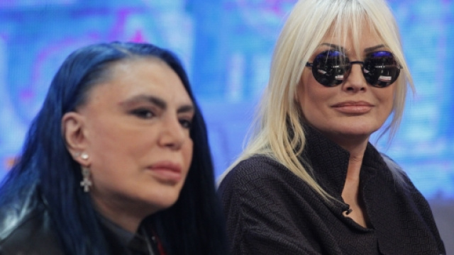 Anna Oxa contro Maria De Filippi.