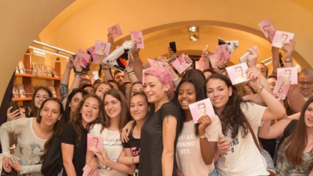 Bagno di folla per Elodie Di Patrizi