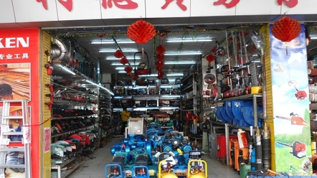 Invasione dei negozi cinesi a Roma.