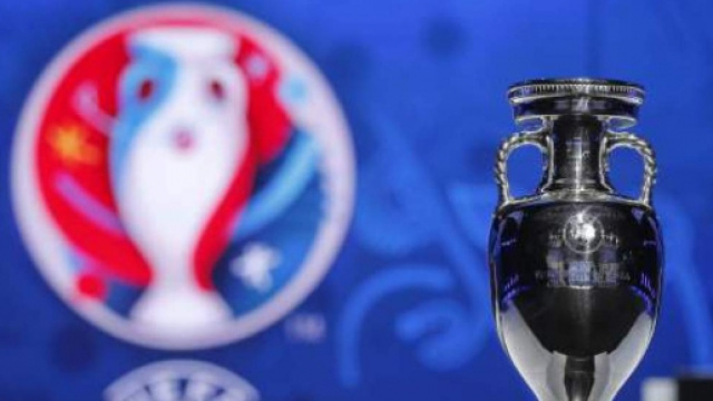 Logo Euro 2016 con la Coppa dell'Europeo