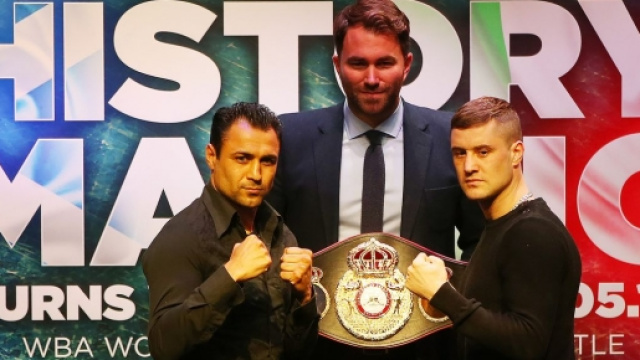 Michele Di Rocco (a sinistra) e Ricky Burns (destra) in posa con la cintura mondiale WBA