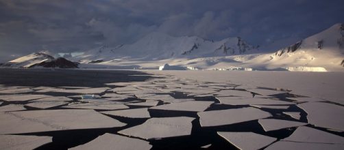 Antarctic mountains, pack ice and ice floes. Jason Auch, https://commons.wikimedia.org/wiki/File:Antarctic_mountains,_pack_ice_and_ice_floes.jpg