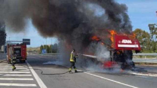 Calabria, autobus prende fuoco