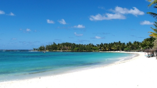 Finalmente anche in Italia si inizia a muovere qualcosa: Legambiente pulisce le spiagge.