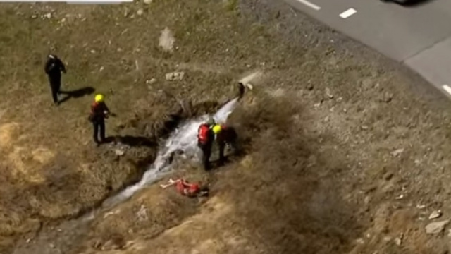 I soccorsi ad Ilnur Zakarin dopo la caduta