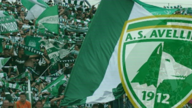 La curva dei Lupi biancoverdi di Avellino.