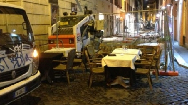 Tavolini selvaggi a Roma. Fonte foto media.06blog.it