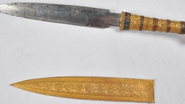 Uno dei due pugnali seppelliti insieme al Faraone Tutankhamon, oggi custoditi al Museo Egizio del Cairo