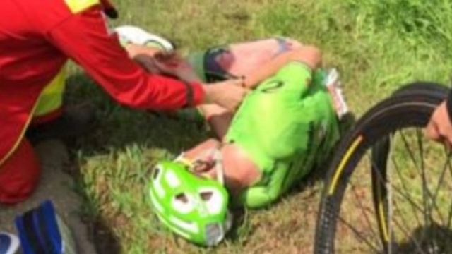 Corridori a terra dopo l'incidente al Giro del Belgio