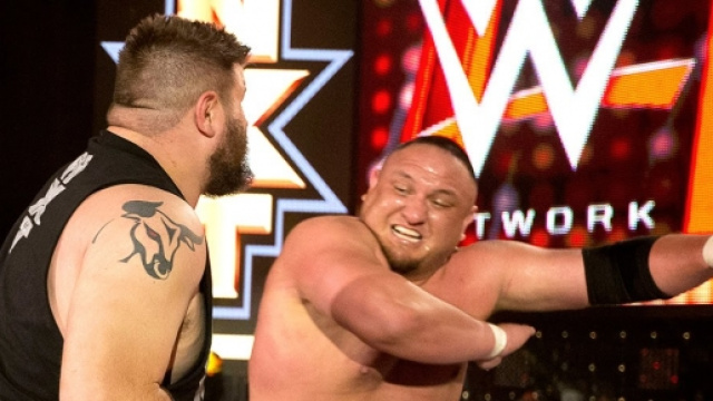 Samoa Joe impegnato sul ring con Kevin Owens