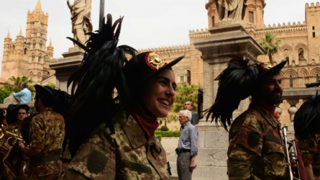Bersaglieri davanti la Cattedrale di Palermo sfilano per il 64 Raduno Italiano 2016