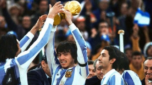 Daniel Passarella leva al cielo la Coppa del Mondo vinta dall'Argentina nel 1978