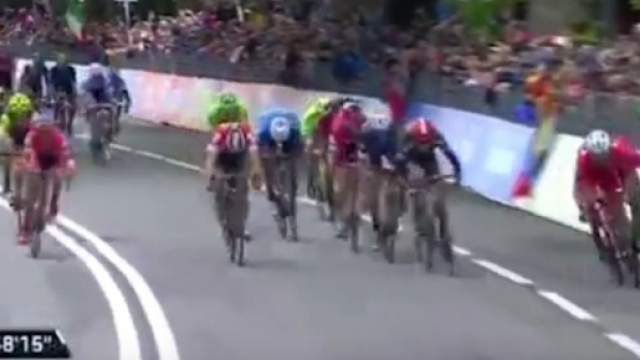 La volata giudicata scorretta di Giacomo Nizzolo